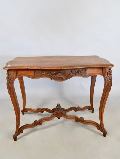 null Petite table dans le style Louis XV en noyer, mouluré, sculpté, plateau chantourné,...
