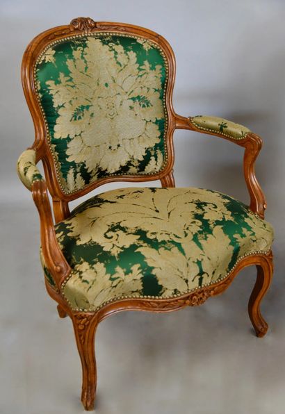 null Paire de fauteuils Louis XV en noyer, patiné, mouluré, sculpté de fleurettes,...