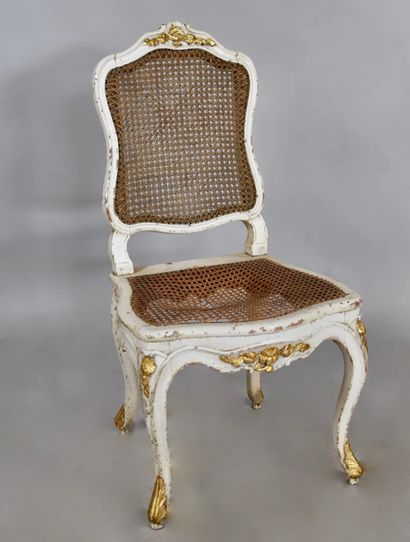 null Petite chaise à la reine Louis XV à fond de canne, en bois repeint et redoré,...