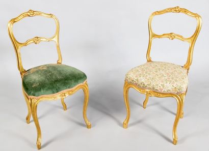 null Paire de chaises volantes de style Louis XV en bois sculpté et redoré à décor...
