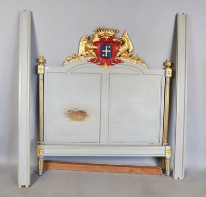 null Lit dans le style Louis XVI en bois peint polychromé, doré, montants à cannelures,...