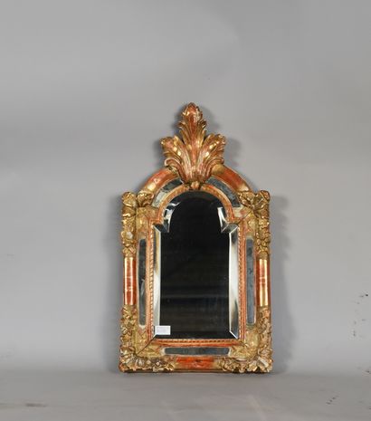 null Petit miroir à parecloses en bois sculpté dédoré, style Louis XV, XIXe.
H. 68...