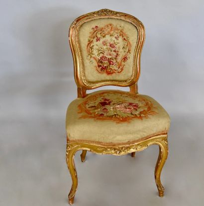 null Rare chaise de musicien dans le style Louis XV en bois doré, orné de moulures,...