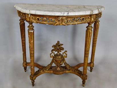 null Console Louis XVI en demi-lune, en chêne sculpté, mouluré et doré, ceinture...