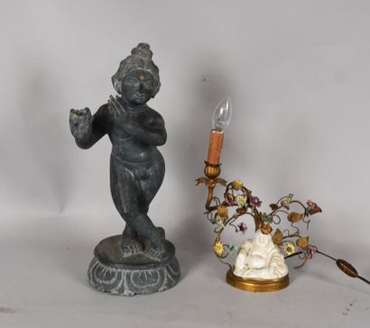null Ensemble composé d'un bougeoir en bronze et porcelaine représentant un magot...