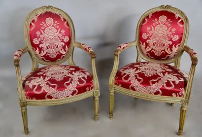 Deux fauteuils en pendant en bois peint,...