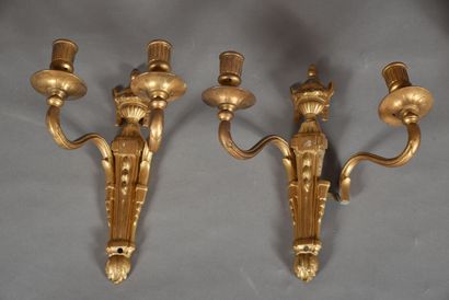 null Paire d'appliques en bronze doré, dosseret à décor d'urne à l'antique, garni...