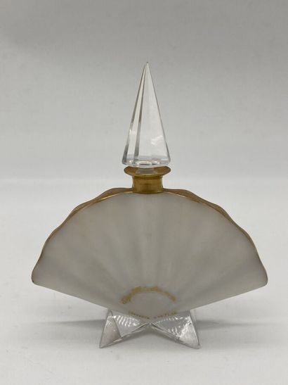 null Elizabeth Arden - " Cyclamen " - (1938) 
Luxueux flacon en biscuit de cristal...