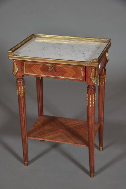 null Small lounge table in the Louis XVI style in mahogany and veneer, opens with...