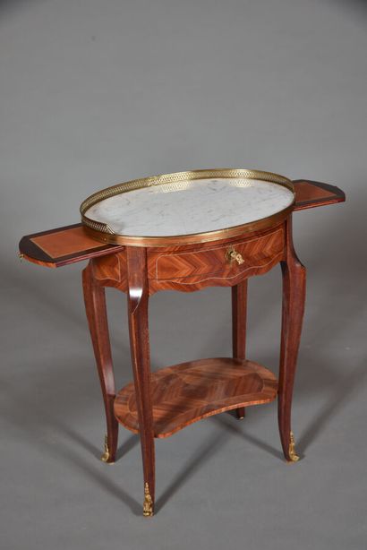 null Table de salon dans le style Louis XV en bois de placage, de forme ovale, repose...