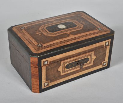 Small box in rosewood veneer, light wood...