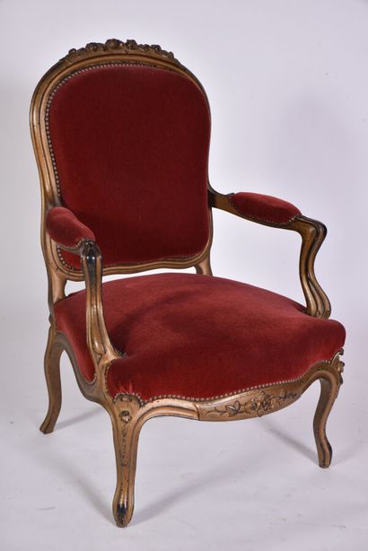 null * Queen's armchair in the Louis XV style, in wood carved with roses and foliage,...