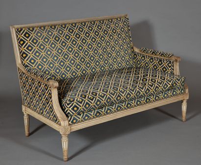 null Petit canapé dans le style Louis XVI en bois peint reposant par quatre pieds...