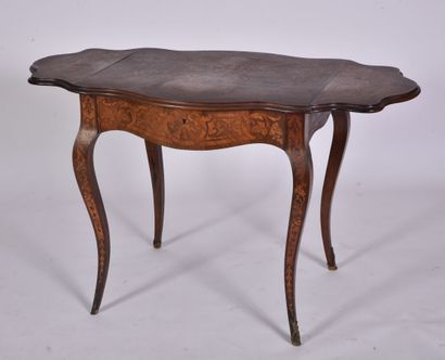 null * Table in rosewood and rosewood veneer drawing foliage scrolls in reserves,...
