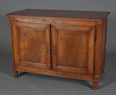 null Buffet in the Louis XVI style in blond walnut opening with two leaves. 
19th...