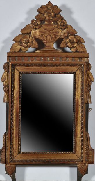 null Petit miroir dans le style Louis XVI en bois sculpté et doré, fronton orné d'une...