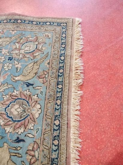 null Tapis persan GHOM
Milieu du XXème siècle. 
Chaînes et trames coton. 
Velours...