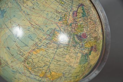 null Globe "politischer erdglobus".
20th century. 
H.45 cm - D. 32 cm.
Accidents....