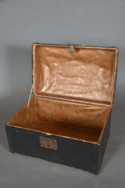 null Trunk-shaped case with a curved lid, covered with a black painted canvas, brass...