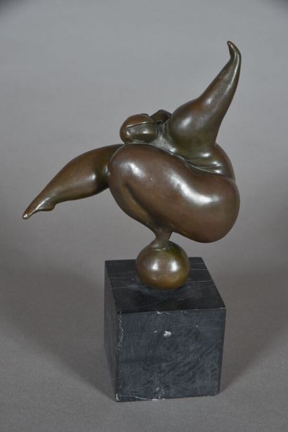 null Hughes MIL (Born in the XXth century).
Woman in balance.
Bronze with brown patina.
Signed...