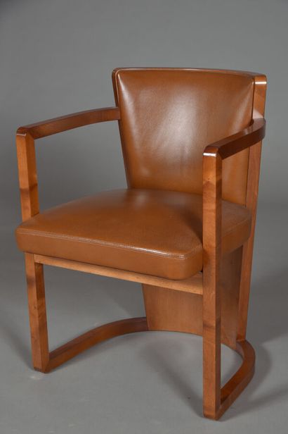 null Hugues CHEVALIER.
Wiebe chair.
Varnished wood and brown leather. 
H. 77 cm -...