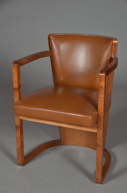 null Hugues CHEVALIER.
Wiebe chair.
Varnished wood and brown leather. 
H. 77 cm -...