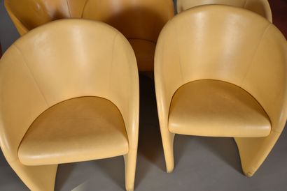null Massimo VIGNELLI.
Suite de cinq fauteuils, modèle Intervista en cuir jaune.
Edition...