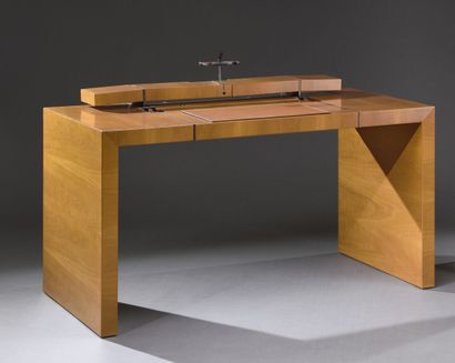 null Jaime TRESSERRA (born in 1943).
Lettera desk, light walnut veneer. 
Circa 2001.
H....