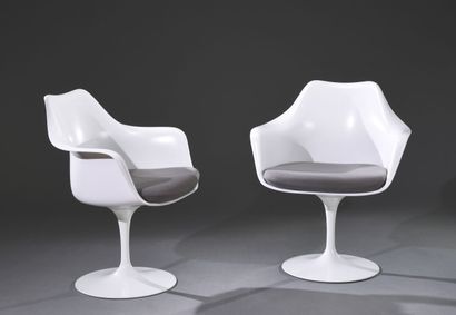 null Eero SAARINEN.
Pair of armchairs tulip base in cast aluminum, covered with white...
