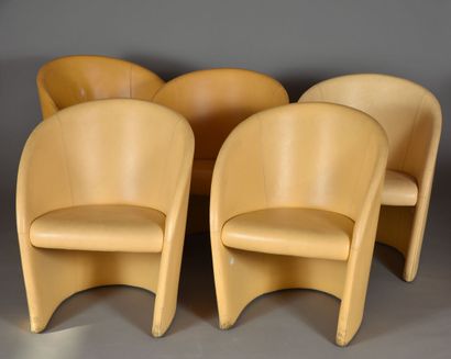 null Massimo VIGNELLI.
Suite de cinq fauteuils, modèle Intervista en cuir jaune.
Edition...