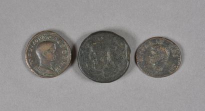 ROME 
LOT de 3 pièces en bronze : UN AS de...