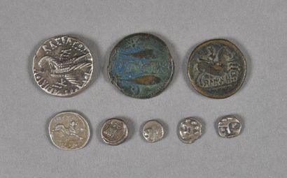 null ANTIQUES 
LOT de 8 monnaies : Un tétradrachme ptolémaïque, 3 monnaies celtes...