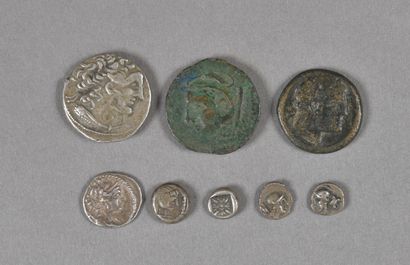 null ANTIQUES 
LOT de 8 monnaies : Un tétradrachme ptolémaïque, 3 monnaies celtes...