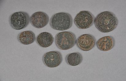 null ANTIQUES ORIENT 
LOT DE 12 monnaies en bronze : PARTHES et VASSAUX (Kamnaskires...