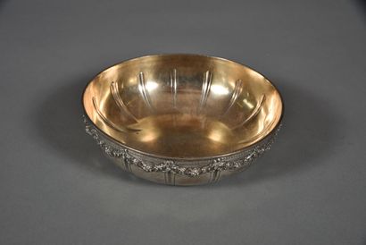 null Small circular bowl with gadroons and flowery friezes. 
Minerve hallmarked silver....