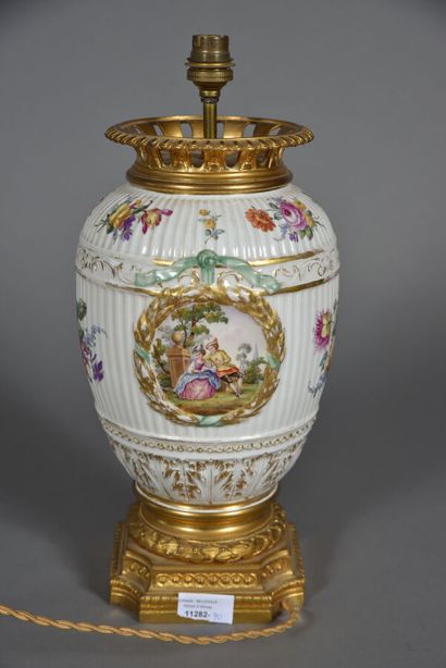 null Lampe à corps en porcelaine à côtes, ornée de médaillons, décor polychrome et...