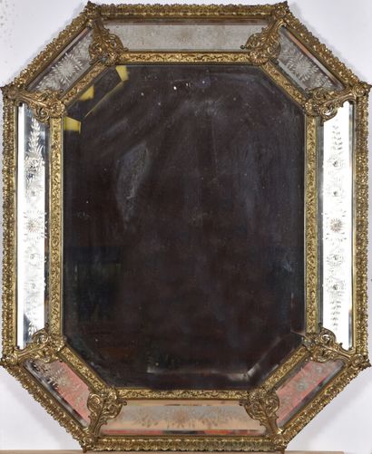 Miroir dans le style Louis XIV à profil inversé,...