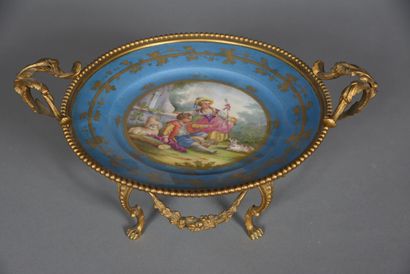 Sèvres. 
Porcelain plate with central tondino...