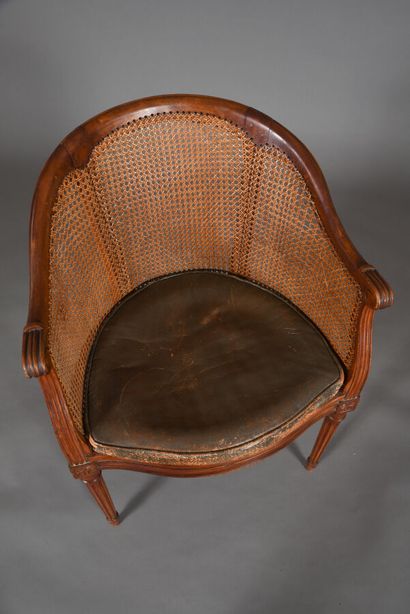 null Un fauteuil de bureau et une chaise en bois naturel teinté à fond de canne dans...