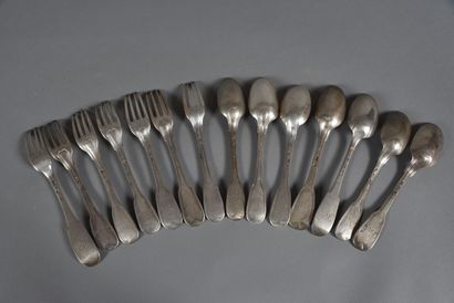 null Set of large silver flatware, filets and plain. 
Farmer-general hallmarks. 
Weight...