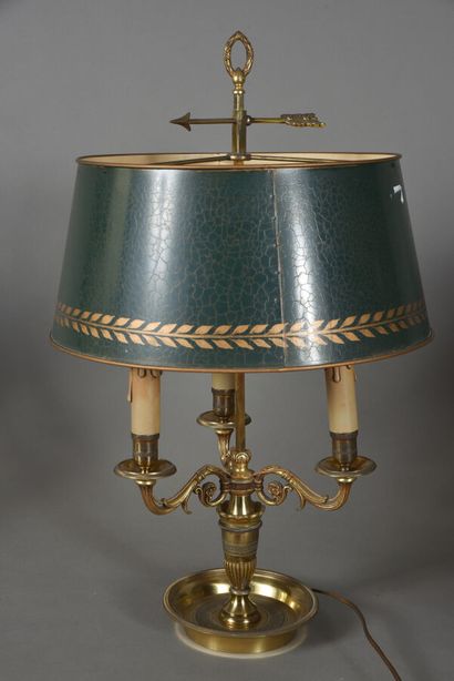 null * Lampe bouillotte dans le style Restauration en bronze doré, à trois bras de...