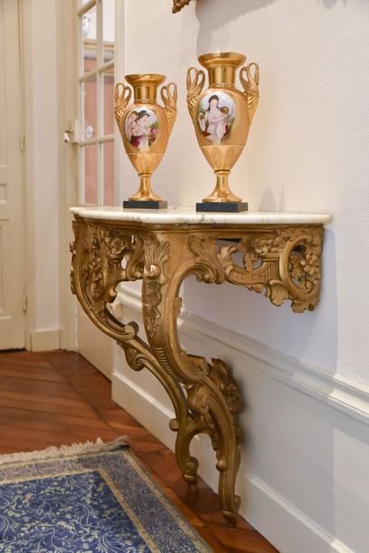Small console table in carved and gilded...