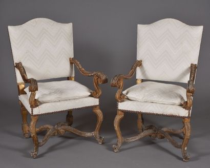 Paire de fauteuils à la reine en bois sculpté...