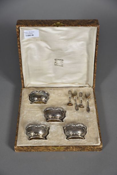 null Four silver salerons with foliage decoration, and four small spoons. 
Minerve...