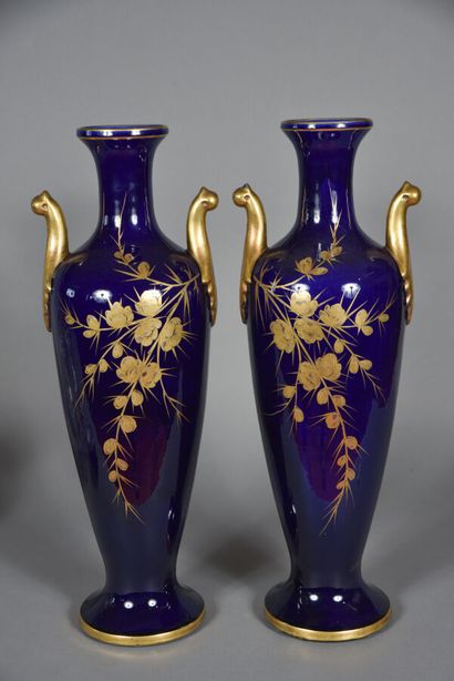 null Tours 
Grande paire de vases en forme d'amphore à décor de branchages fleuris...