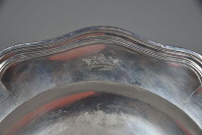 null Large silver dish with contours and fillets, engraved on the wing with a Marquis...