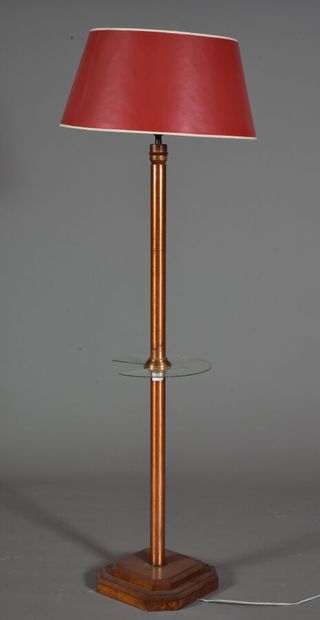 null Lampadaire en tube cuivré et doré sur socle de chêne. 
Vers 1960. 
H. 153 cm...