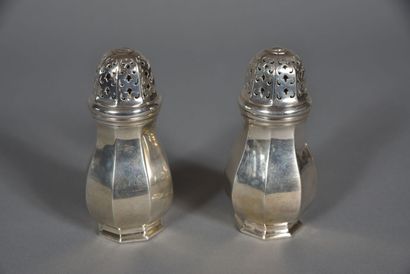 null Paire de saupoudroirs en argent dans le style Louis XIV de forme balustre, couvercles...