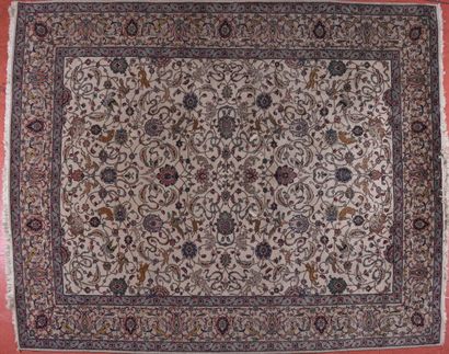 null ORIGINAL PERSIAN CARPET TABRIZ 
Cotton warp and weft, wool pile.
Mid 20th century.
Accident...