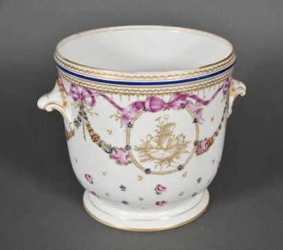 null PARIS.
Rafraîchissoir en porcelaine à décor polychrome et or de trophées de...